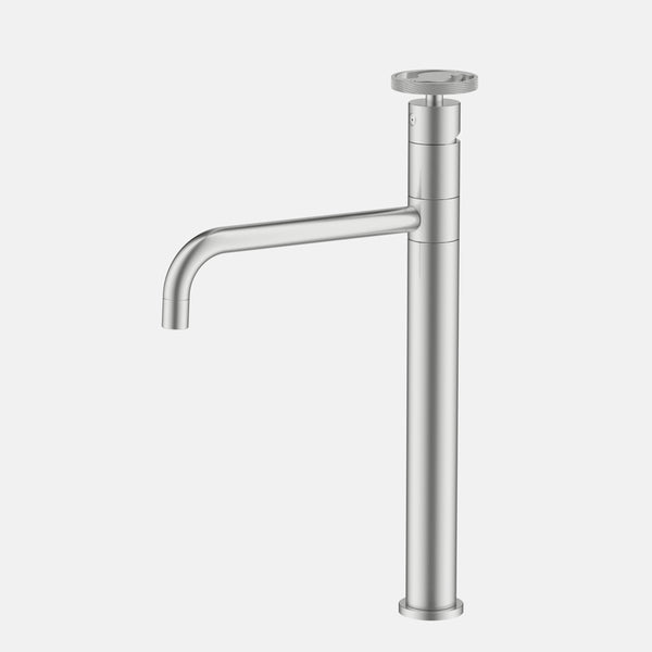 ברז כיור מונח גבוה בצבע ניקל מוברש (כסף מט), בעל קווים גליליים מודרניים וידית עליונה עגולה מחורצת, המייצג אופציה אלגנטית בקולקציית ברזים מעוצבים לחדרי רחצה.