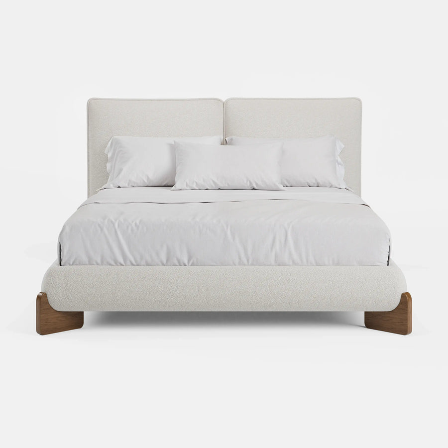 מיטה זוגית עם ארגז מצעים Elora בבוקלה עם גב דו־כריתי ורגלי עץ מלא