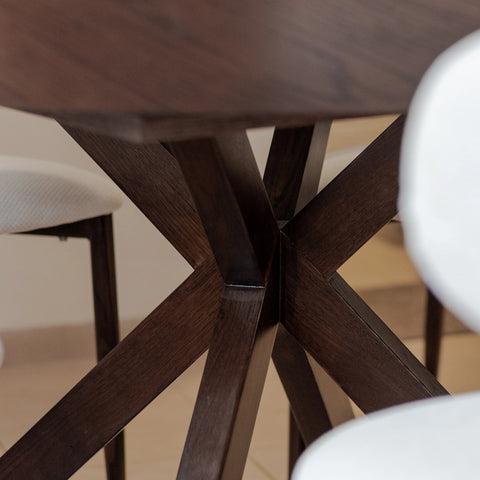 שולחן אוכל עגול נפתח לעד 10 סועדים