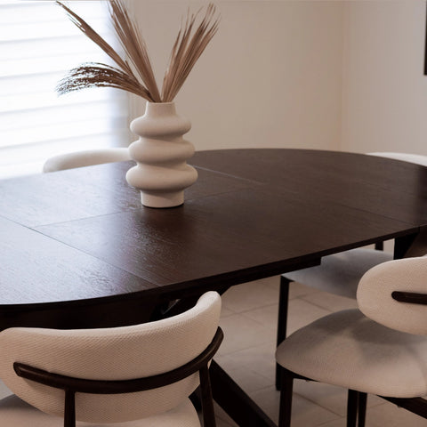 שולחן אוכל עגול נפתח לעד 10 סועדים