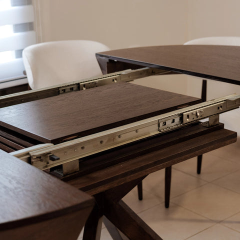 שולחן אוכל עגול נפתח לעד 10 סועדים