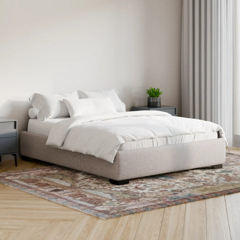 מיטה זוגית Odin מרופדת באריג נקי עם קווי מתאר נקיים ורגליים בגובה כ־6 ס״מ