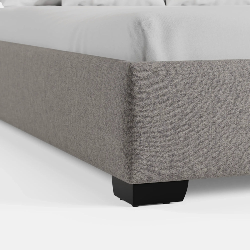 מיטה זוגית Odin מרופדת באריג נקי עם קווי מתאר נקיים ורגליים בגובה כ־6 ס״מ