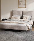 מיטה זוגית Sindre מרופדת עם גב דו-חלקי ורגלי ברזל