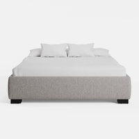 מיטה זוגית Odin מרופדת באריג נקי עם קווי מתאר נקיים ורגליים בגובה כ־6 ס״מ