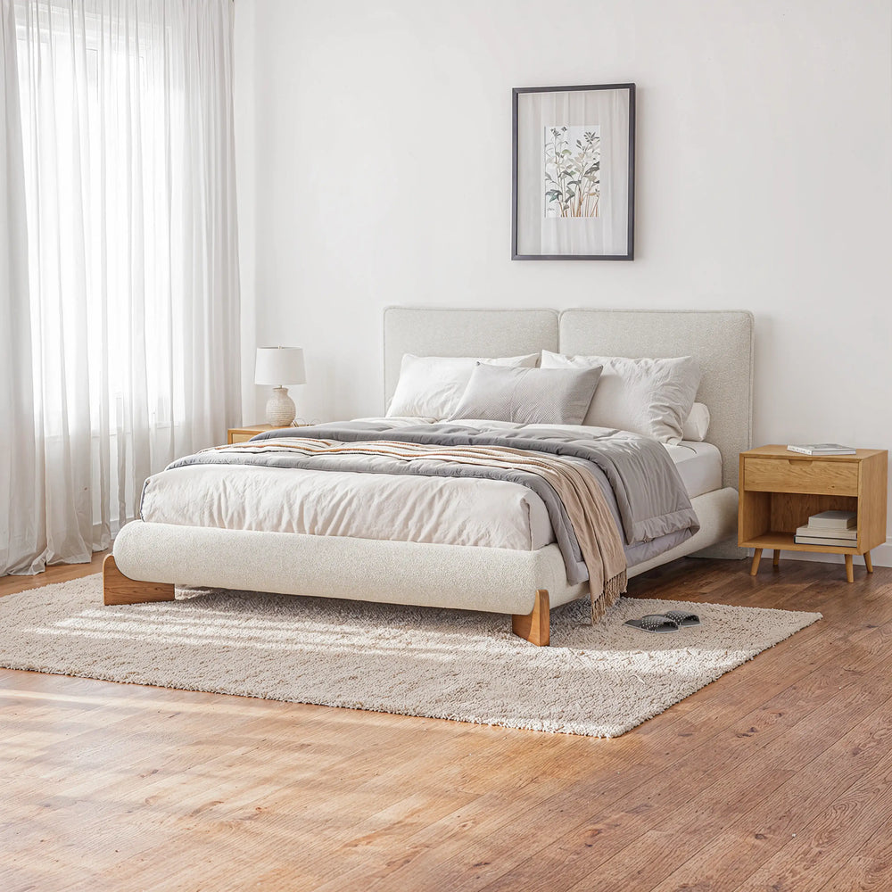 מיטה זוגית עם ארגז מצעים Elora בבוקלה עם גב דו־כריתי ורגלי עץ מלא