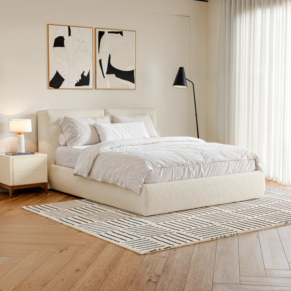 מיטה זוגית Nevora בבוקלה עם גב רחב מחולק