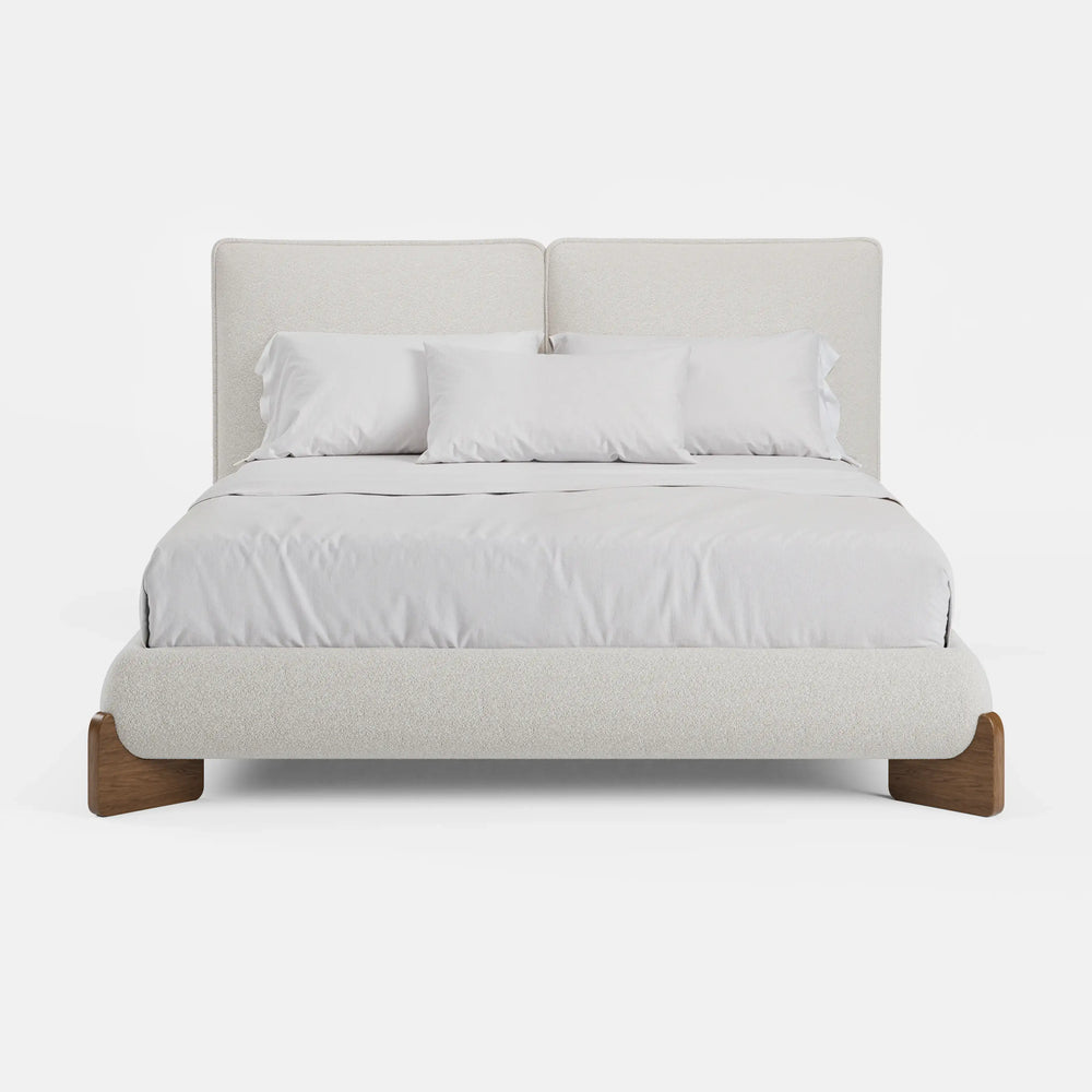 מיטה זוגית עם ארגז מצעים Elora בבוקלה עם גב דו־כריתי ורגלי עץ מלא