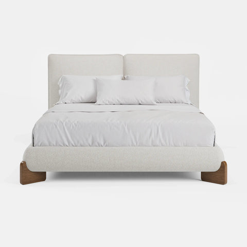 מיטה זוגית עם ארגז מצעים Elora בבוקלה עם גב דו־כריתי ורגלי עץ מלא