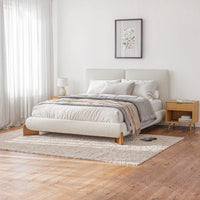 מיטה זוגית עם ארגז מצעים Elora בבוקלה עם גב דו־כריתי ורגלי עץ מלא