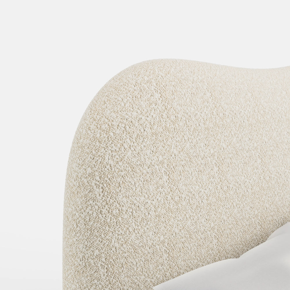 מיטה זוגית מרופדת Saga בבוקלה עם גב גלי