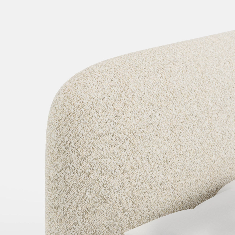 מיטה זוגית LIV מרופדת בבוקלה עם ראש מיטה מעוגל