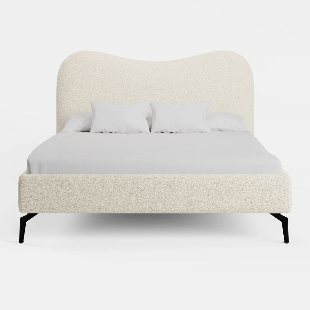 מיטה זוגית Freya בבוקלה עם גב גלי ורגלי מתכת