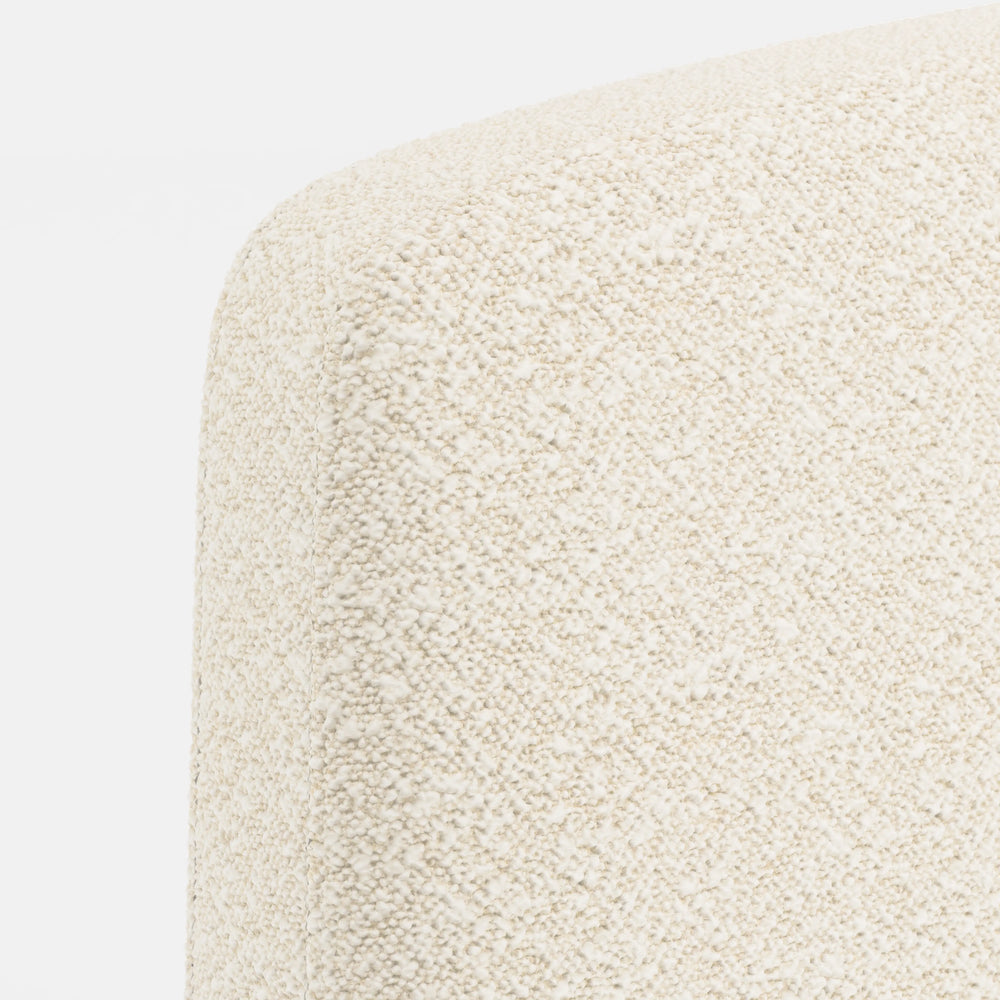 מיטה זוגית Maren בבוקלה עם גב מעוגל ורגלי מתכת