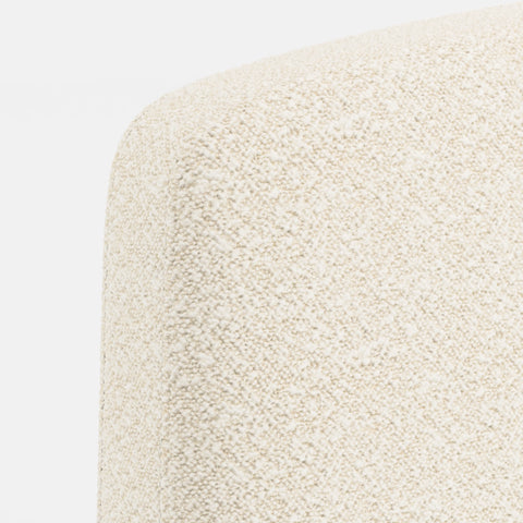 מיטה זוגית Maren בבוקלה עם גב מעוגל ורגלי מתכת