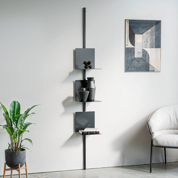 מדפי קיר צפים ודקורטיביים לסלון מודרני עם עציץ וחפצי נוי.