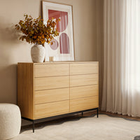 קומודה 8 מגירות מודרנית עם חזית נקייה ובסיס מתכת שחור