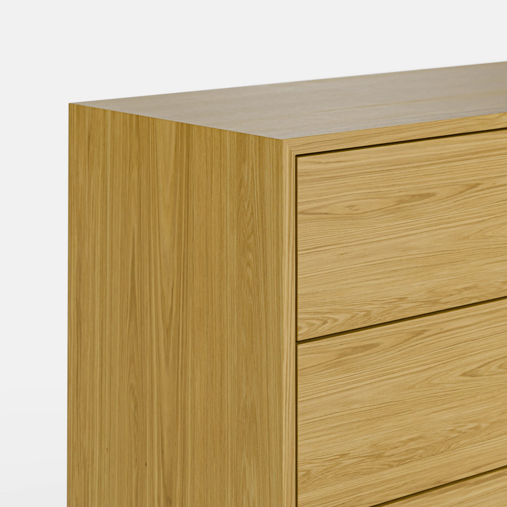 קומודה 8 מגירות מודרנית עם חזית נקייה ובסיס מתכת שחור