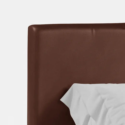 מיטה זוגית מרופדת בדמוי עור בעיצוב מודרני אלגנטי