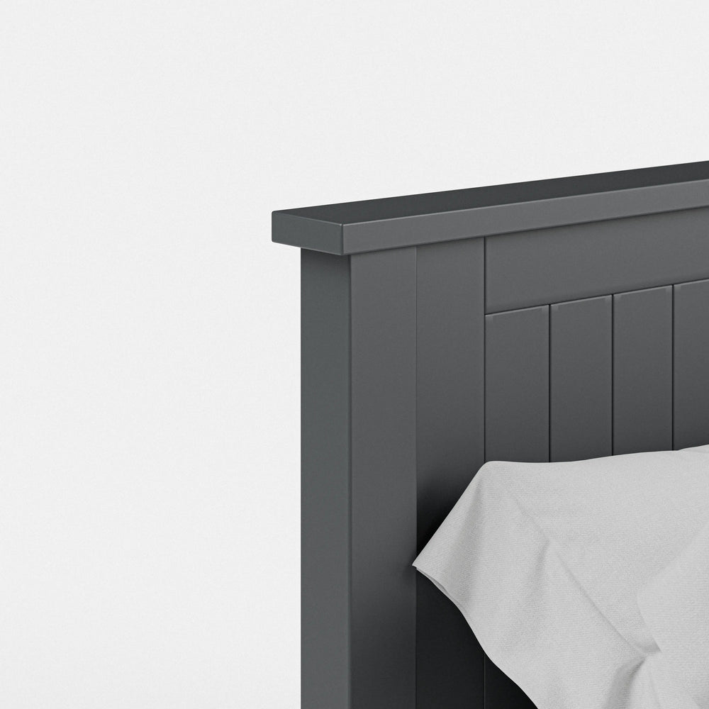 מיטה זוגית בעיצוב כפרי מודרני עם לוחות אנכיים וגימור מט