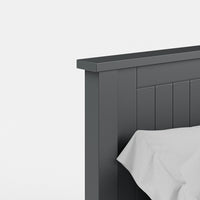 מיטה זוגית בעיצוב כפרי מודרני עם לוחות אנכיים וגימור מט