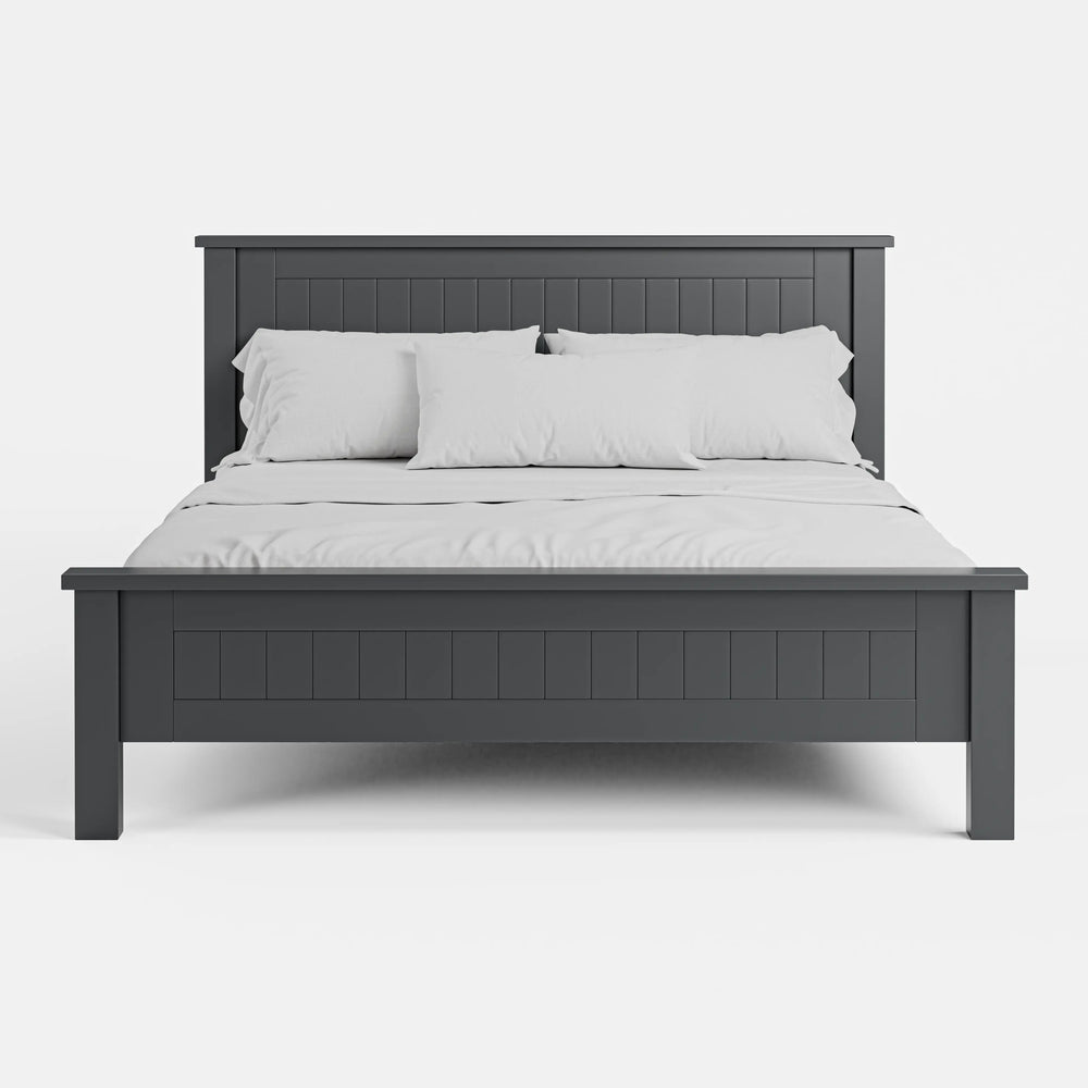 מיטה זוגית בעיצוב כפרי מודרני עם לוחות אנכיים וגימור מט