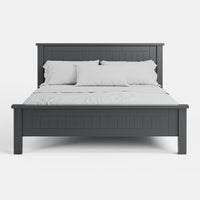 מיטה זוגית בעיצוב כפרי מודרני עם לוחות אנכיים וגימור מט