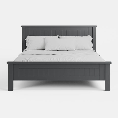 מיטה זוגית בעיצוב כפרי מודרני עם לוחות אנכיים וגימור מט