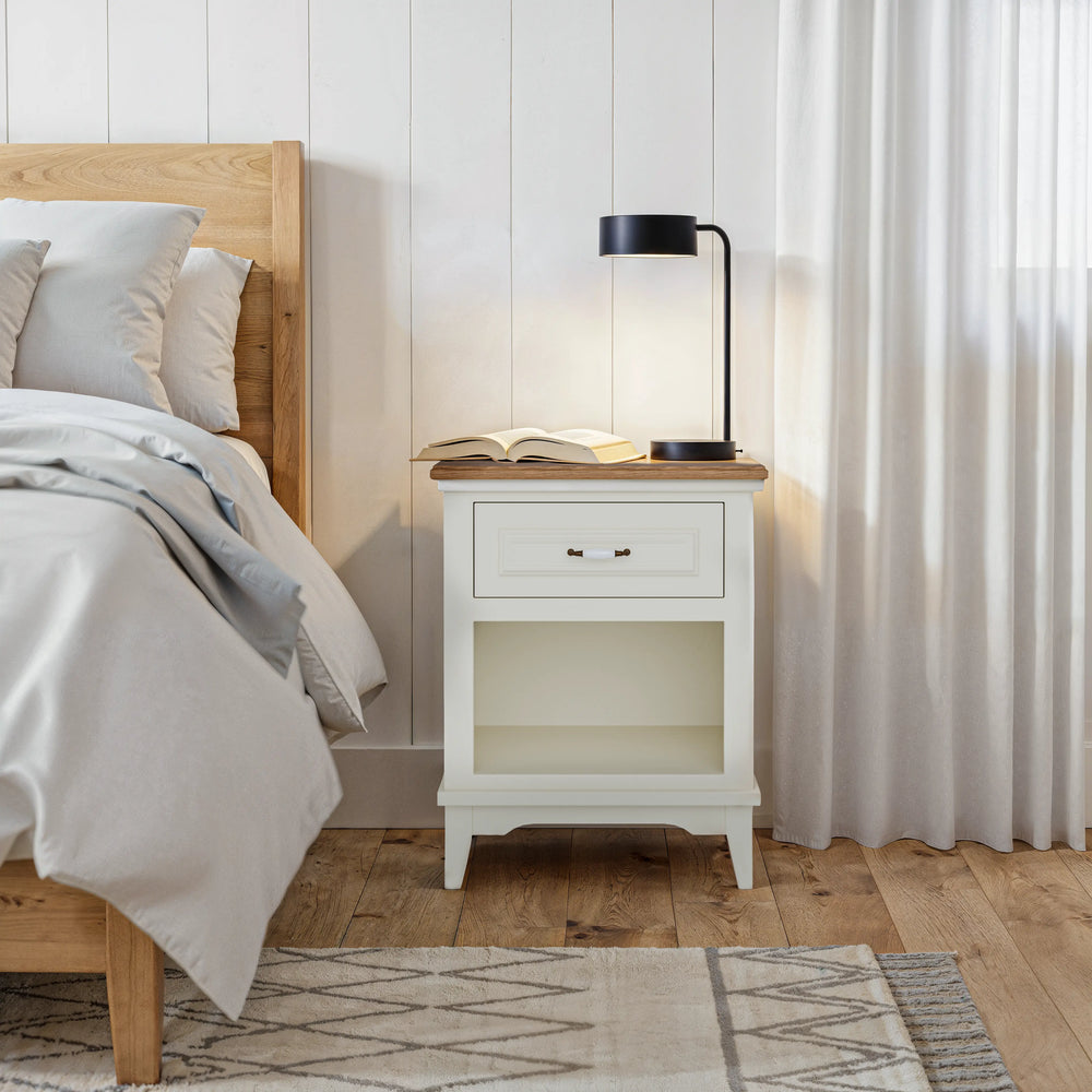 שידות לילה – שידת לילה Alora בעיצוב כפרי קלאסי עם מגירה ותא פתוח