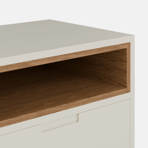 שידות לילה – שידת לילה Vela בסגנון סקנדינבי עם מגירה ומדף פתוח