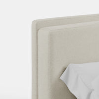 מיטה זוגית בעיצוב מודרני חמים עם ראש מיטה מרופד