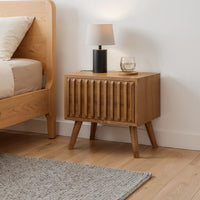 שידות לילה – שידת לילה Ventiq בסגנון Mid-Century עם חזית פיסולית ורגלי עץ