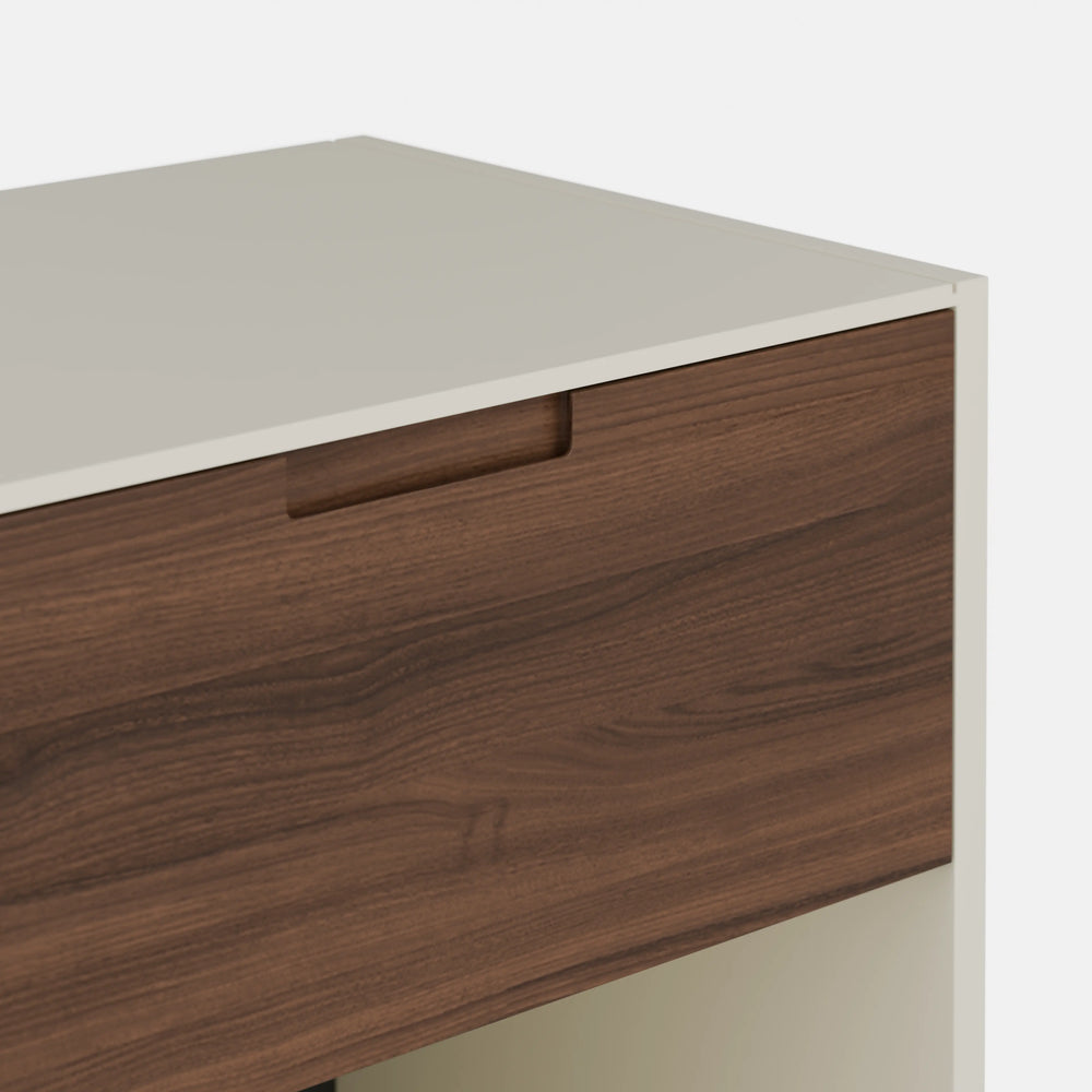 שידות לילה – שידת לילה Luno בגוון בהיר עם מגירה בגימור אגוז ותא תחתון פתוח