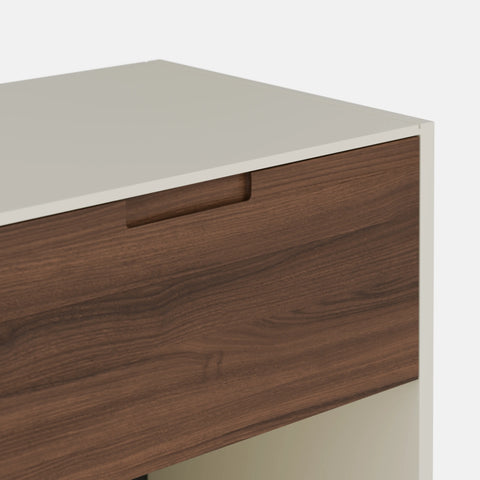 שידות לילה – שידת לילה Luno בגוון בהיר עם מגירה בגימור אגוז ותא תחתון פתוח