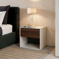 שידות לילה – שידת לילה Luno בגוון בהיר עם מגירה בגימור אגוז ותא תחתון פתוח