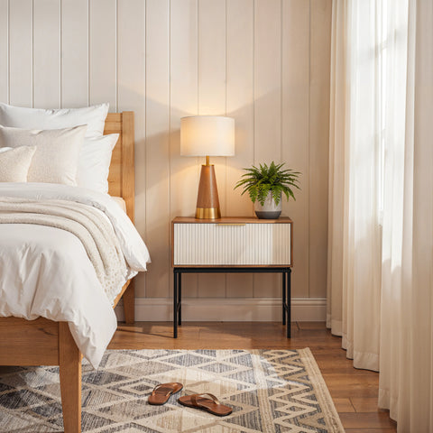 שידת לילה Orenz בעיצוב מודרני עם חזית מחורצת