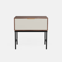 שידת לילה Orenz בעיצוב מודרני עם חזית מחורצת