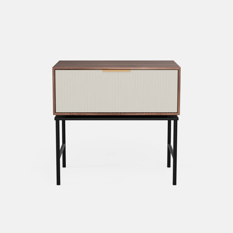 שידת לילה Orenz בעיצוב מודרני עם חזית מחורצת