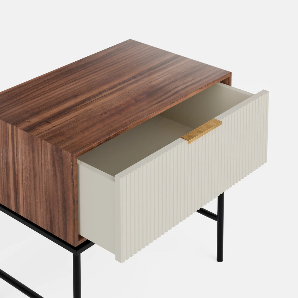 שידת לילה Orenz בעיצוב מודרני עם חזית מחורצת