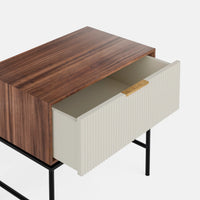 שידת לילה Orenz בעיצוב מודרני עם חזית מחורצת