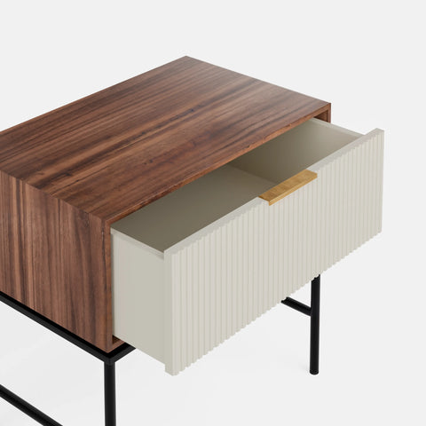 שידת לילה Orenz בעיצוב מודרני עם חזית מחורצת