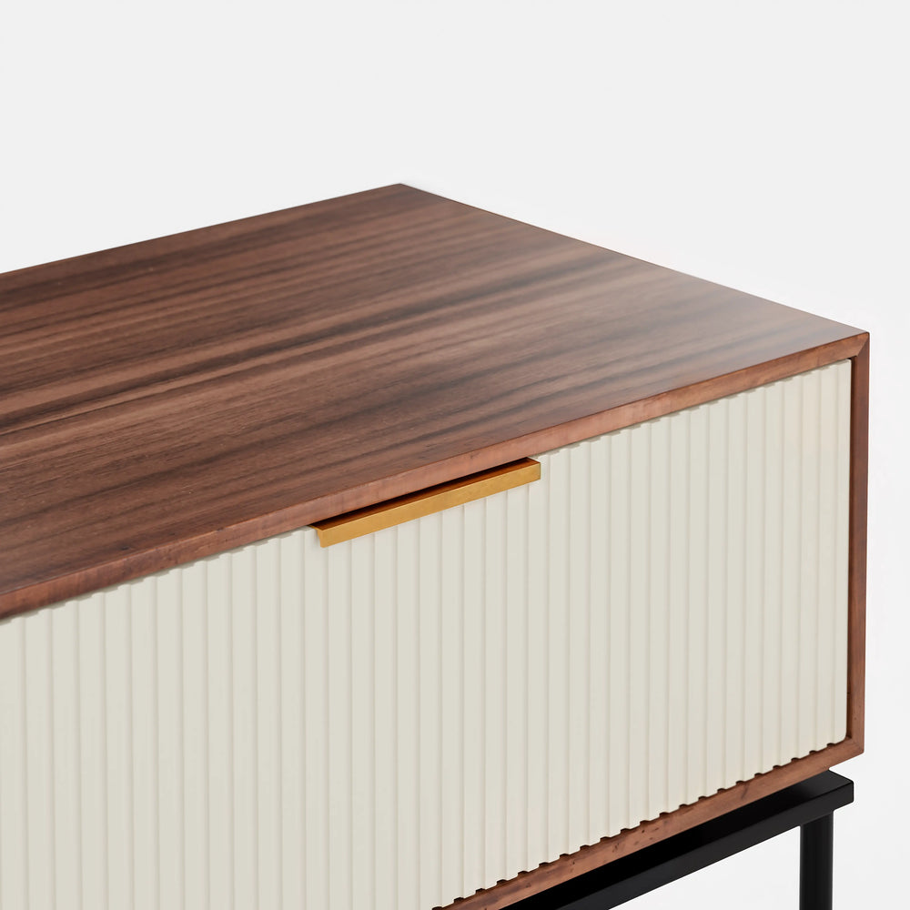 שידת לילה Orenz בעיצוב מודרני עם חזית מחורצת