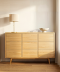 קומודה 9 מגירות מודרנית עם חזית נקייה ורגלי עץ אלון מלא