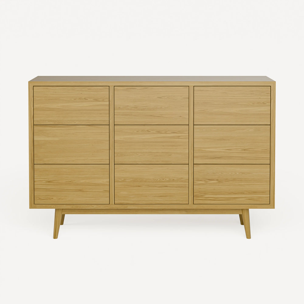 קומודה 9 מגירות מודרנית עם חזית נקייה ורגלי עץ אלון מלא