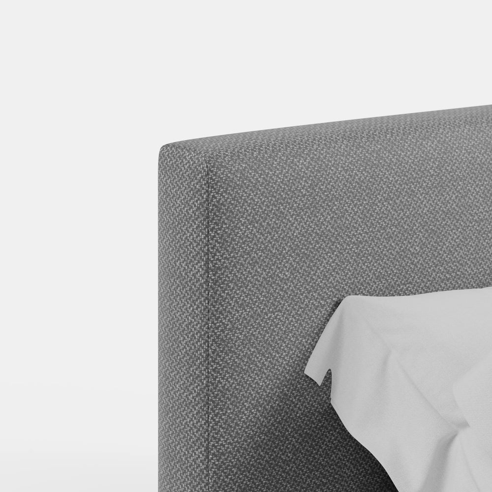 מיטה זוגית מרופדת בבד אריג בעיצוב מודרני נקי