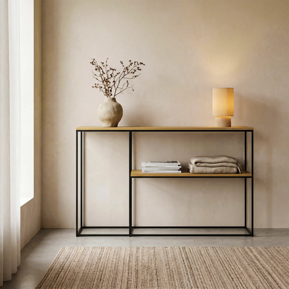 קונסולה מתכת עם מדפי עץ בעיצוב מודרני מינימליסטי