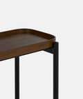 שולחן צד לסלון מעץ ומתכת שחורה בעיצוב מודרני תעשייתי רך | אגוז