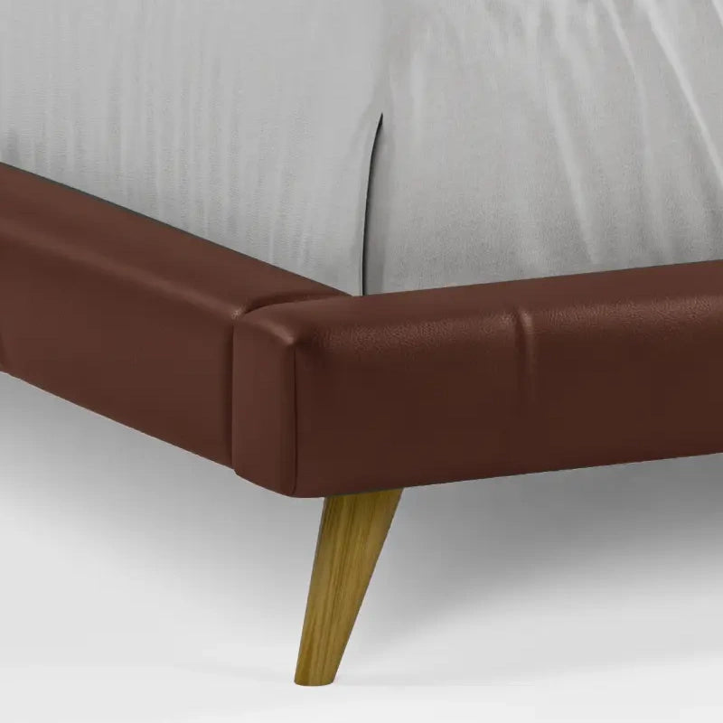 מיטה זוגית מרופדת בדמוי עור בעיצוב מודרני אלגנטי