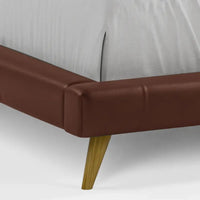 מיטה זוגית מרופדת בדמוי עור בעיצוב מודרני אלגנטי