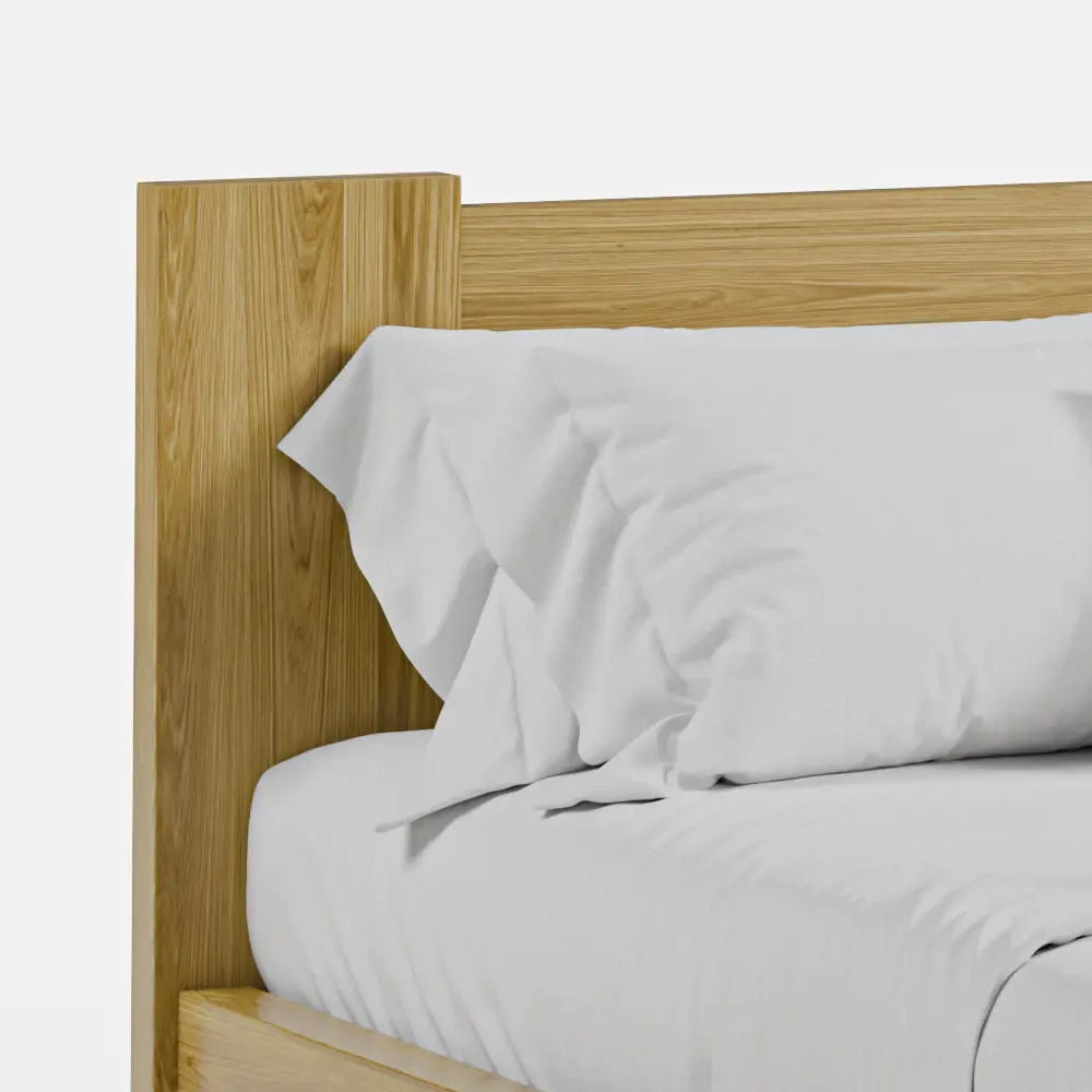 מיטה זוגית מעץ בעיצוב מודרני כפרי עם רגלי אלון מלא